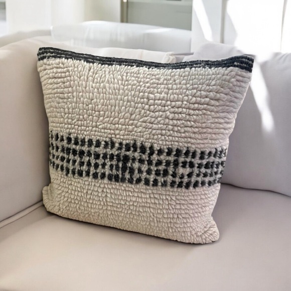 WEST ELM WOOL Decorative Accent Pillow 20x 20 . - Picture 1 of 16